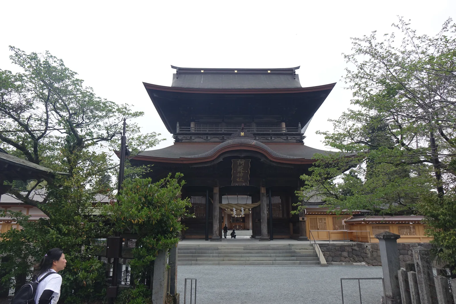 阿蘇神社樓門正面，二重門的兩層屋簷