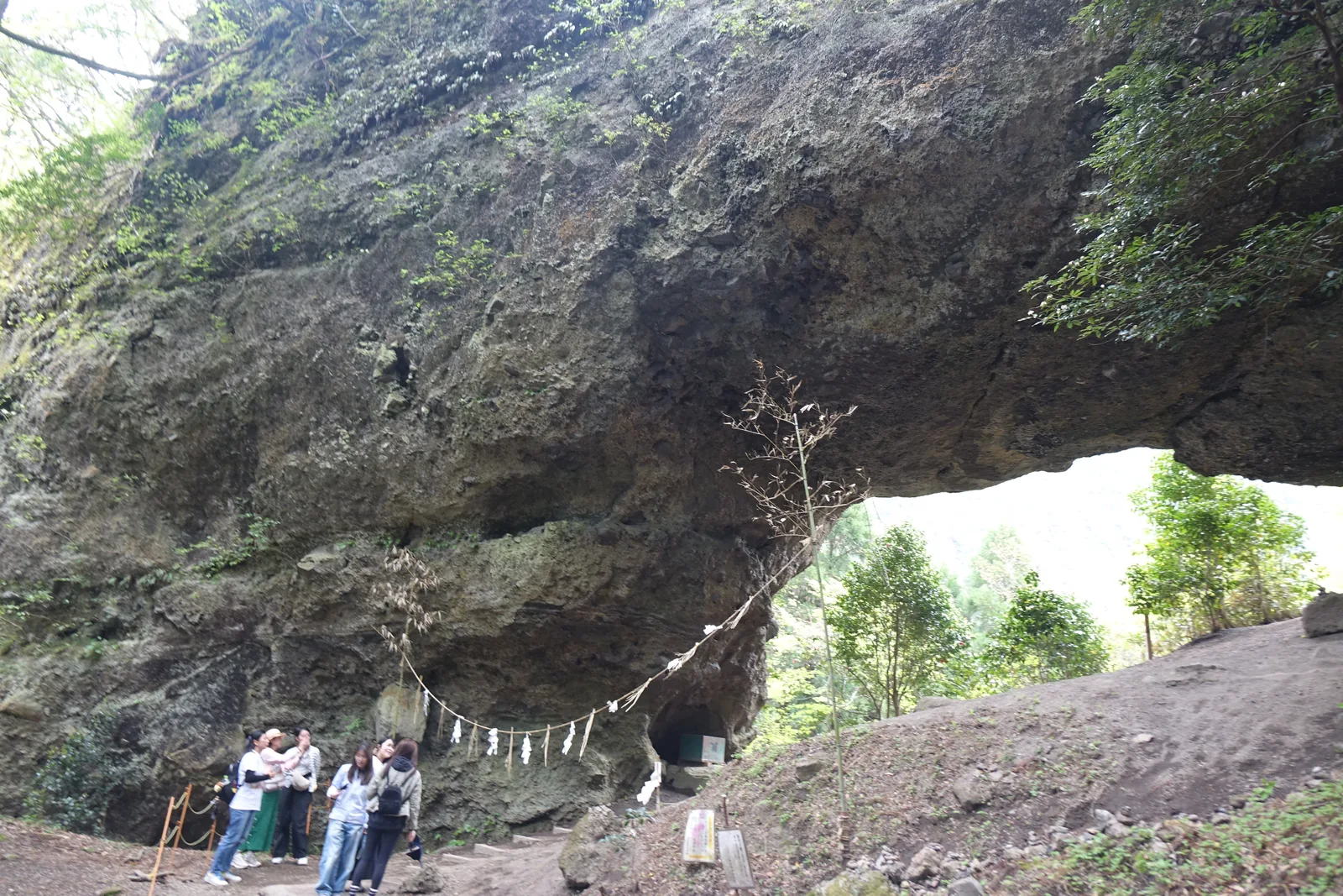 穿戸岩的貫穿大洞與橫過岩下的注連縄