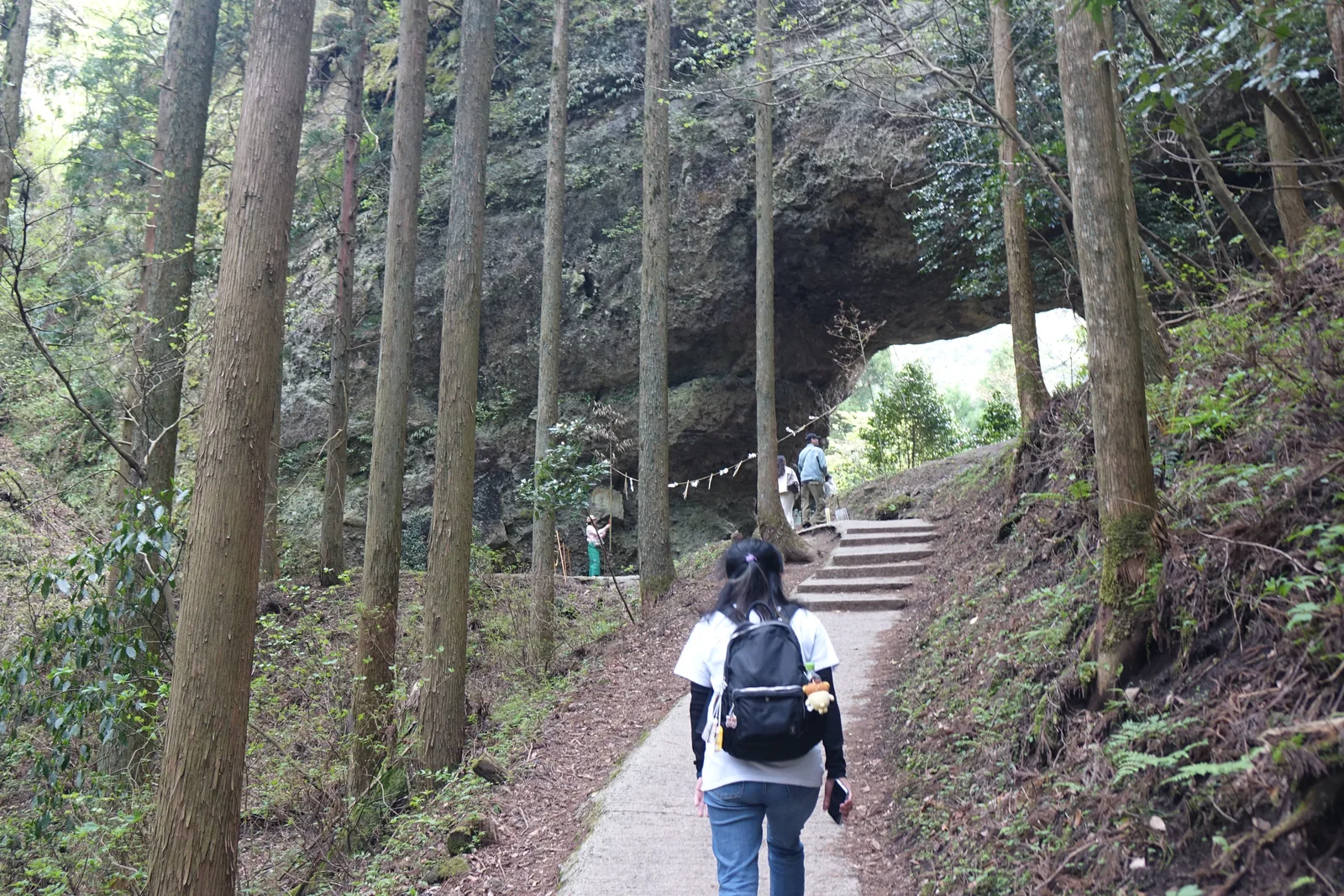 沿山腹通往穿戸岩的窄路，洞已在前方
