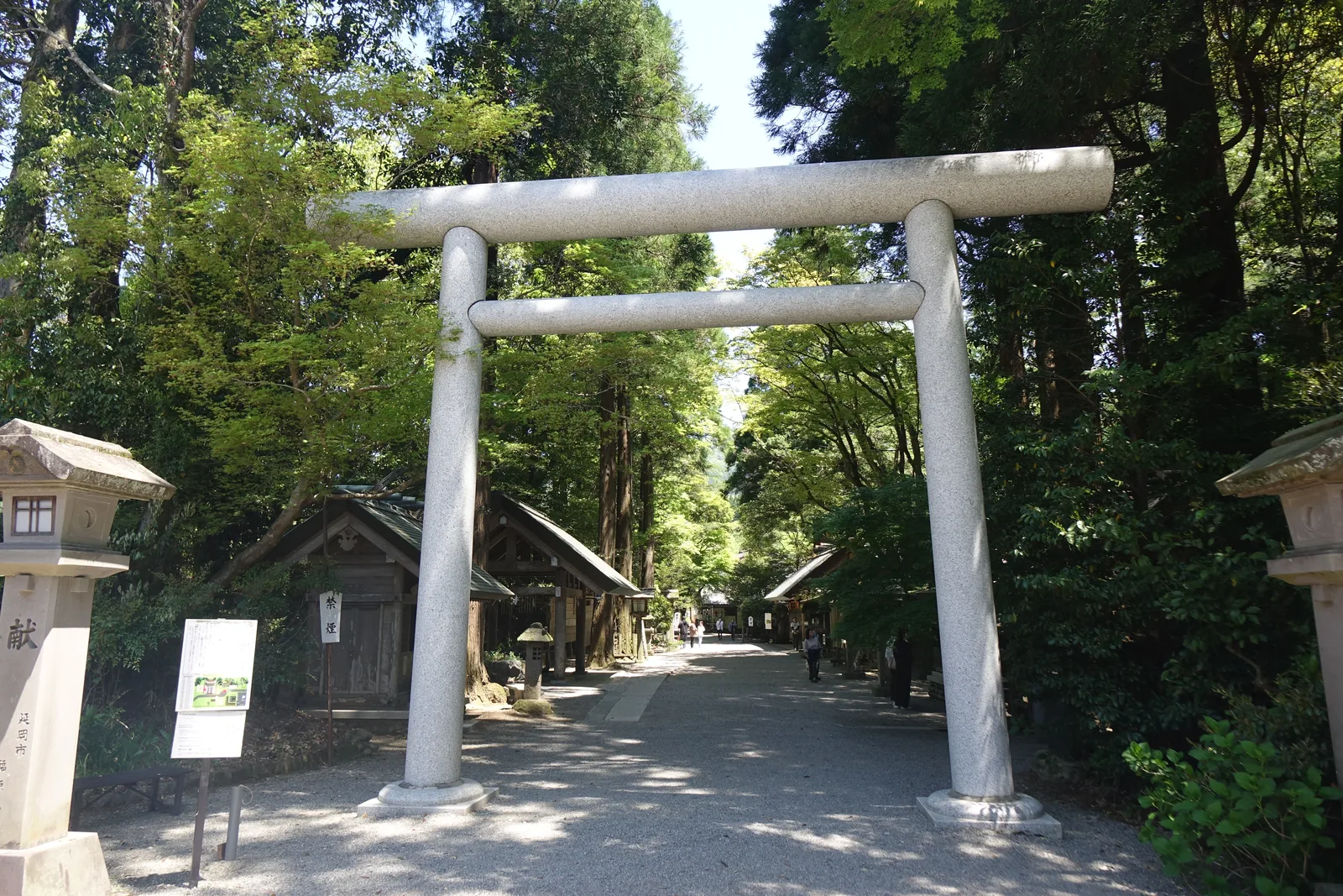 西本宮的石造鳥居與往內延伸的砂礫參道