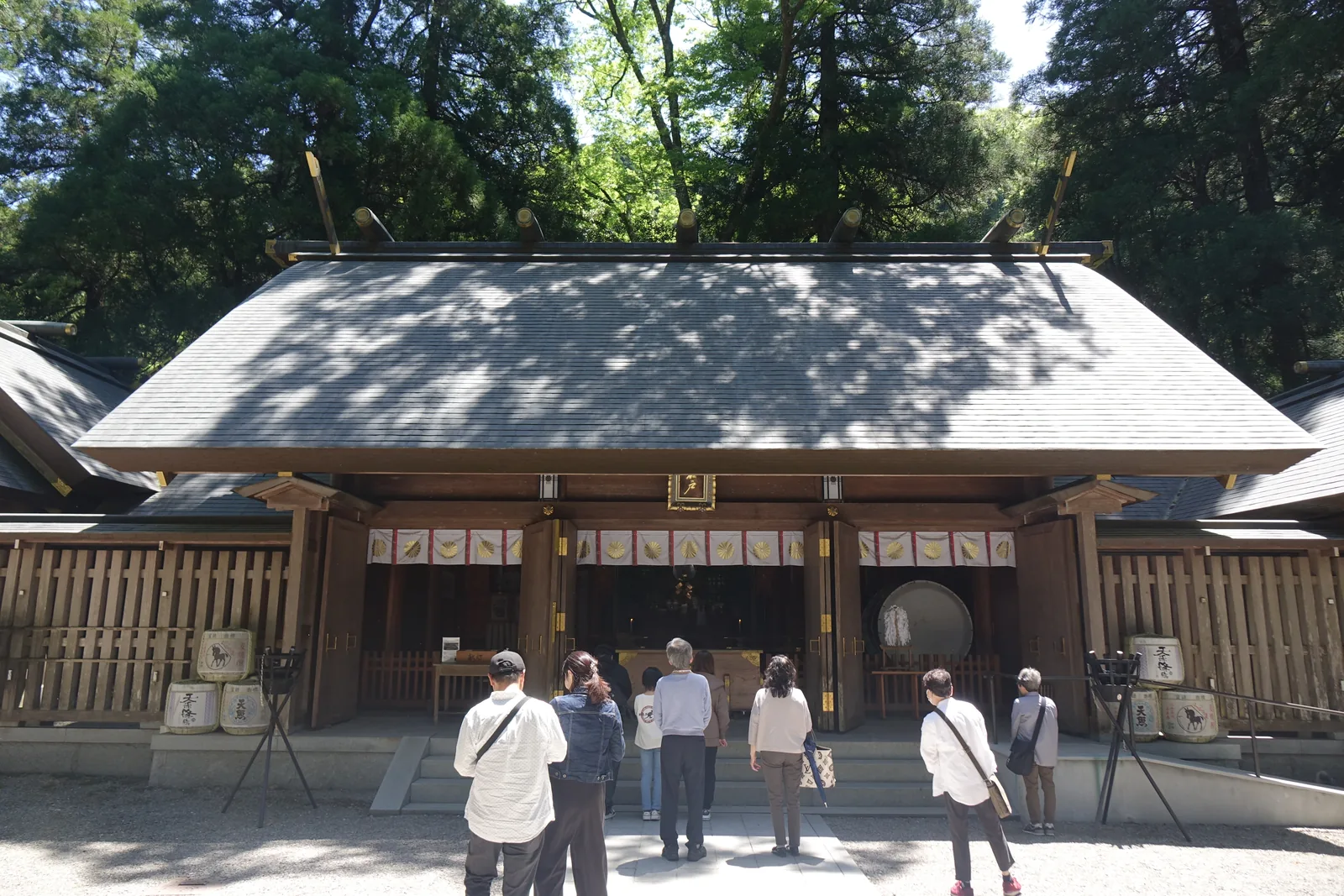 西本宮拜殿正面，屋頂千木與鰹木包著金覆輪