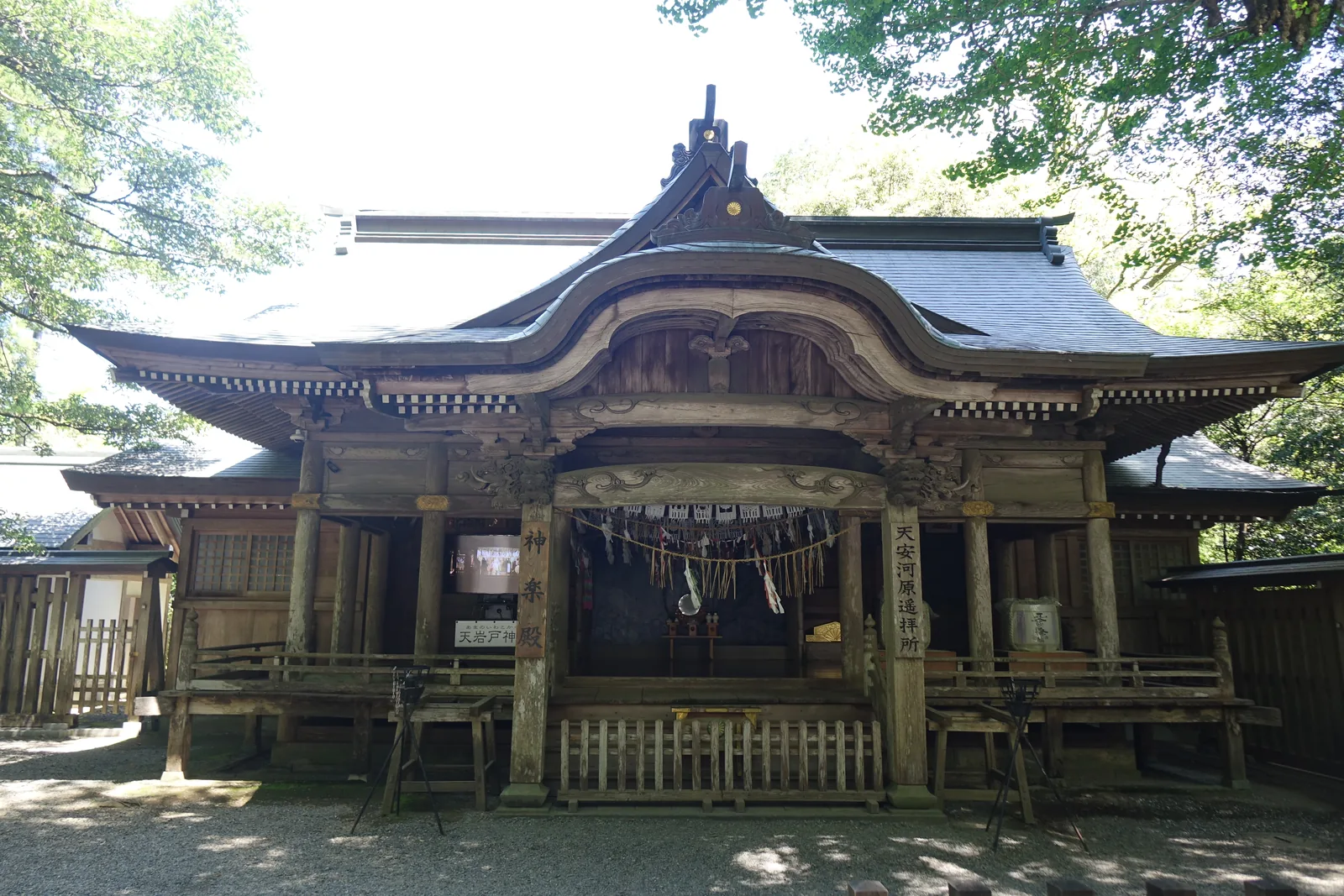 神樂殿正面，柱上兩塊縱書木札分別寫著神樂殿與天安河原遙拜所