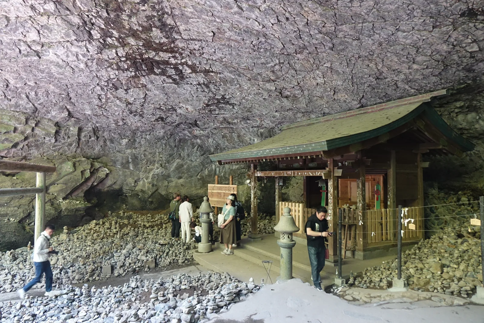 洞窟岩盤底下的天安河原宮社殿