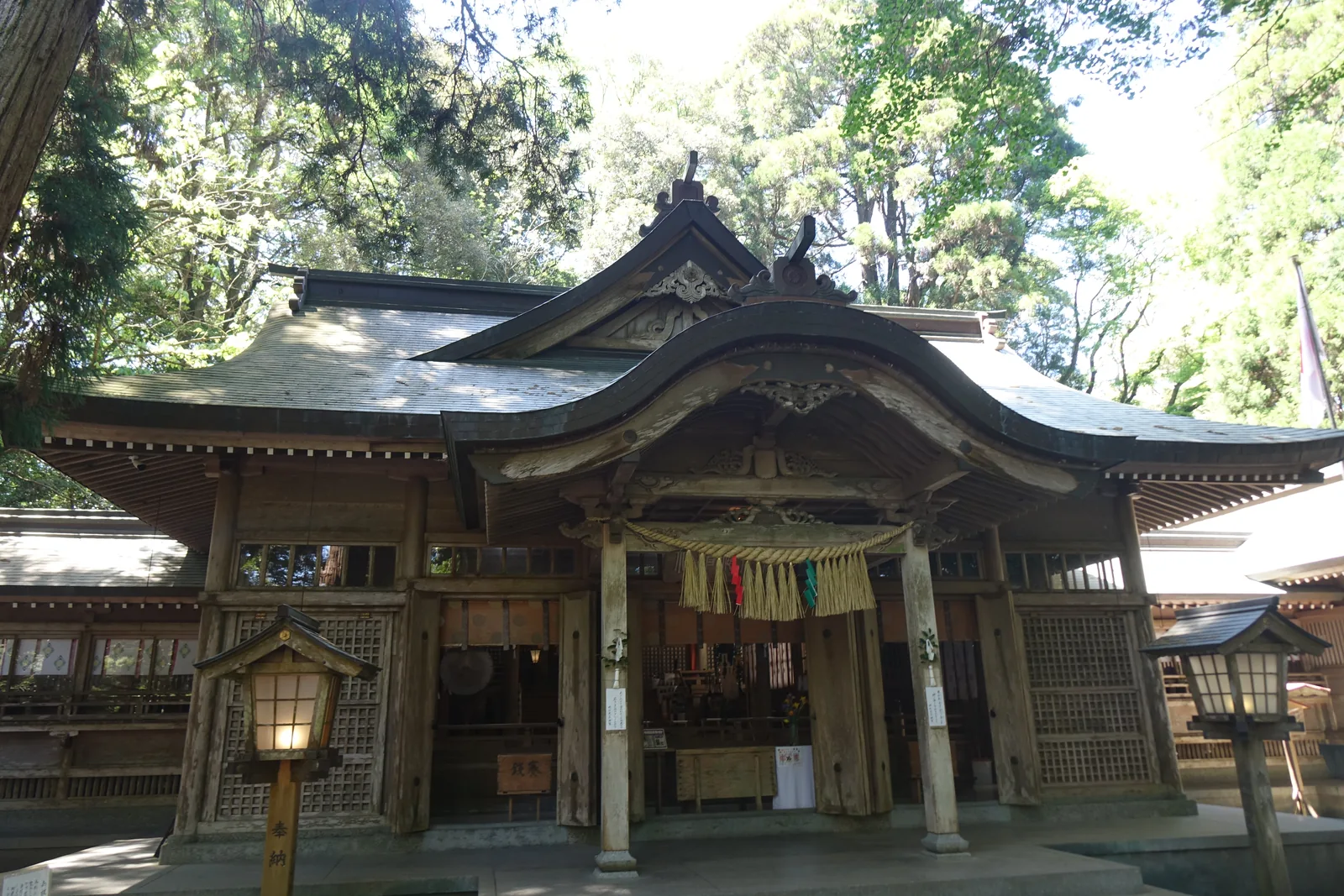 高千穗神社拜殿正面，唐破風下橫著注連繩