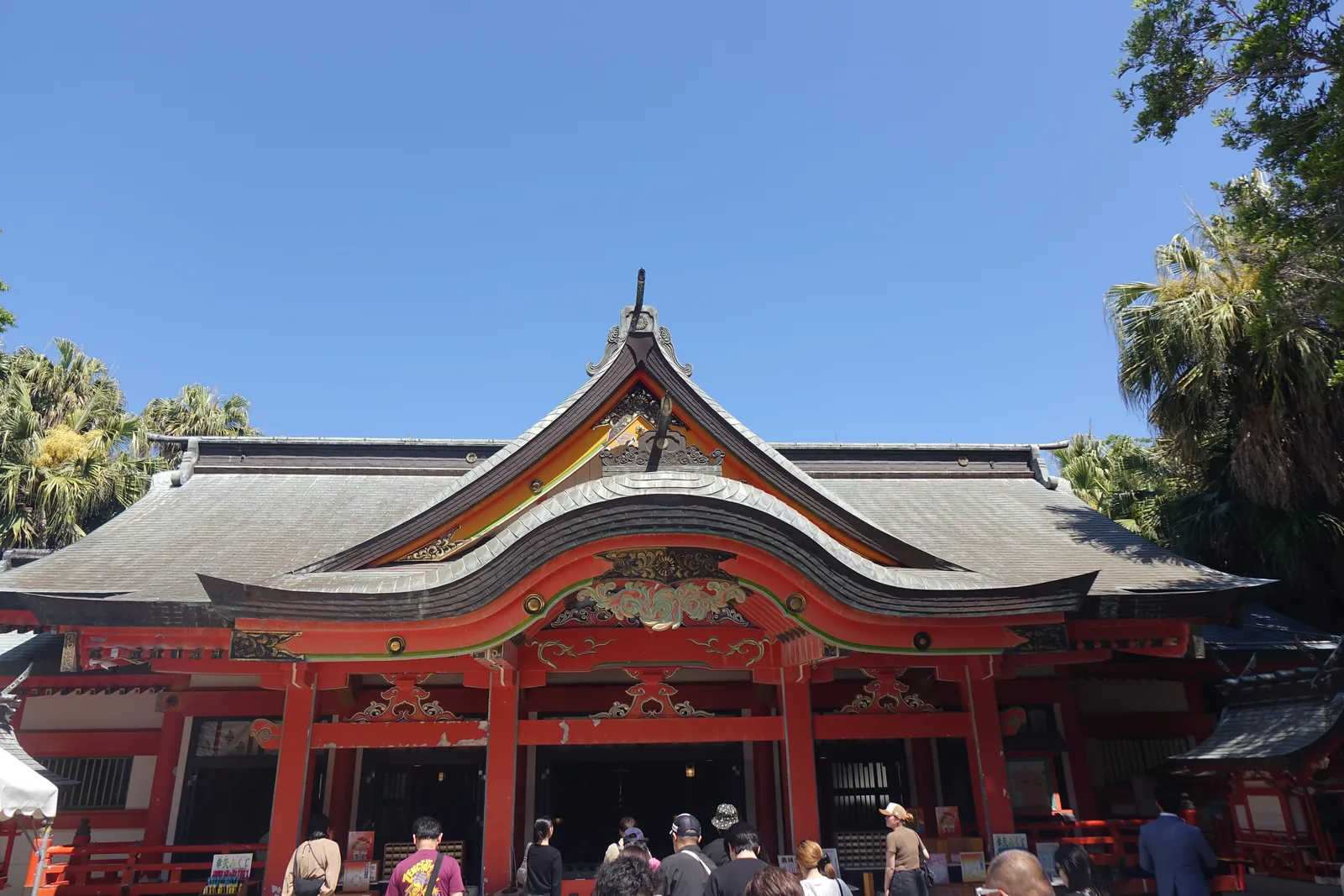 青島神社拜殿正面，朱紅色的柱與彩色雕刻